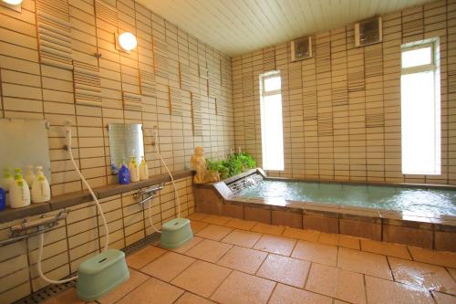 山中湖村Pension Aroma Herbs Le Lagon的带浴缸和卫生间的浴室。