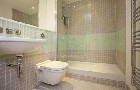利兹Serviced Apartments Leeds的浴室配有盥洗盆、卫生间和浴缸。