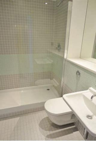利兹Serviced Apartments Leeds的浴室配有白色卫生间和盥洗盆。