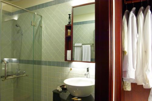 芹苴南波精品酒店的一间带水槽和镜子的浴室