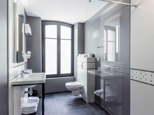 迪南迪南中心城市宜必思尚品酒店的浴室设有2个水槽、卫生间和2面镜子。