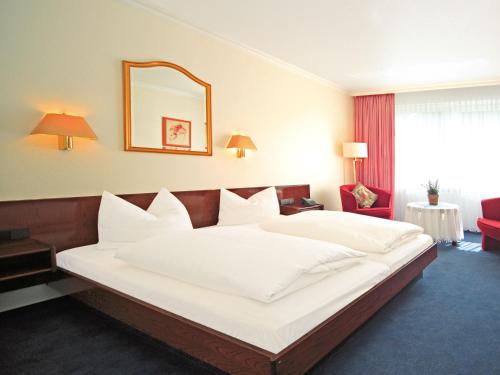 诺德施泰特马罗蒙酒店的一张大白色的床,位于酒店客房内