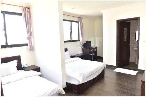 南竿莲园民宿一馆的酒店客房带两张床和一间浴室