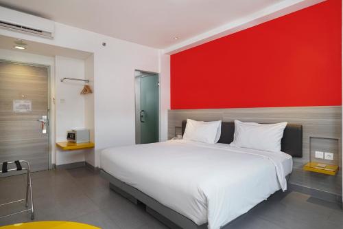 梭罗梭罗斯里维达利阿马里斯酒店的一间卧室设有一张红色墙壁的大床