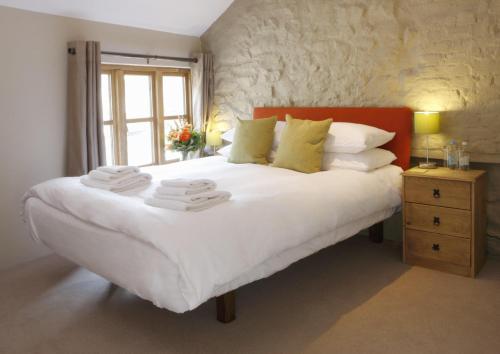 克雷迪顿蓝布酒店的卧室设有一张白色大床和一扇窗户。
