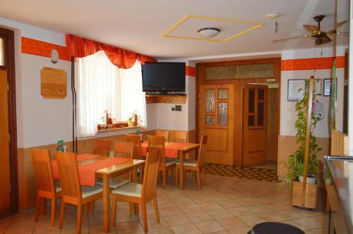 斯洛文尼亚比斯特里察丹妮卡旅馆的一间带桌椅的用餐室