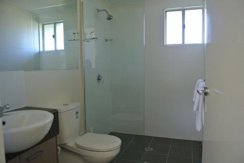 SpringsureDooley's Tavern & Motel Springsure的浴室配有卫生间、盥洗盆和淋浴。