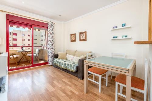 马拉加Apartamento Parque litoral的客厅配有桌子和沙发