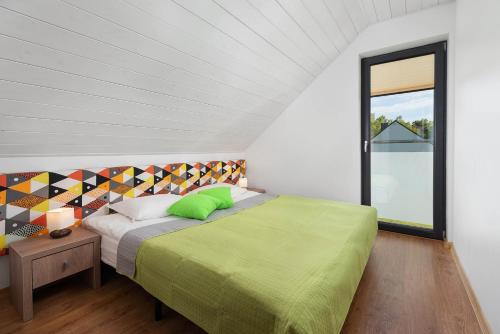 德布吉Domki Morski Raj的一间卧室设有一张床和一个大窗户