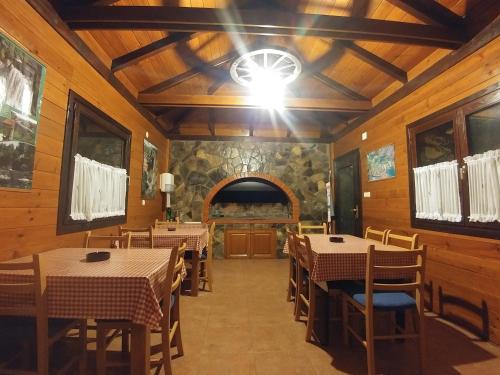 格拉博瓦茨帕夫里克旅馆的一间带桌椅和天花板的用餐室