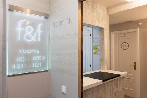 圣地亚哥－德孔波斯特拉Pension Residencia F&F的浴室设有护卫间标志