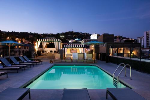 洛杉矶常伯伦西好莱坞酒店的建筑物屋顶上的游泳池