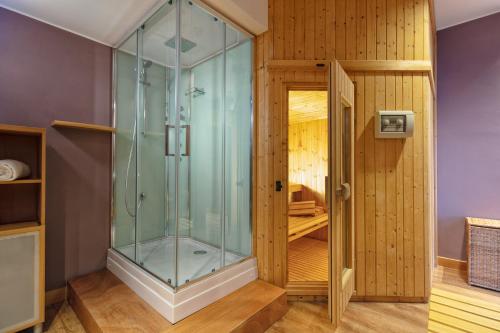 蒙蒂基亚里加尔达酒店的一间房间里带玻璃门的淋浴