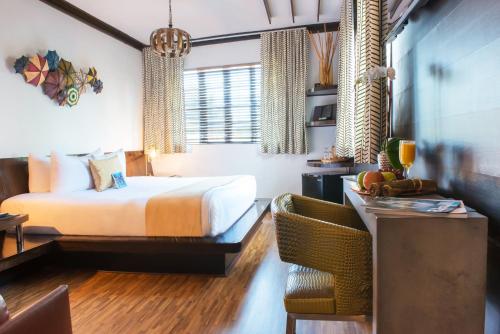 迈阿密海滩Chelsea酒店的一间卧室配有一张床和一张桌子及椅子