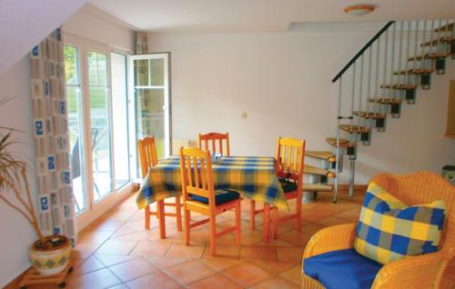 格拉尔-米里茨Ferienwohnung Möwe的一间带桌椅和楼梯的用餐室
