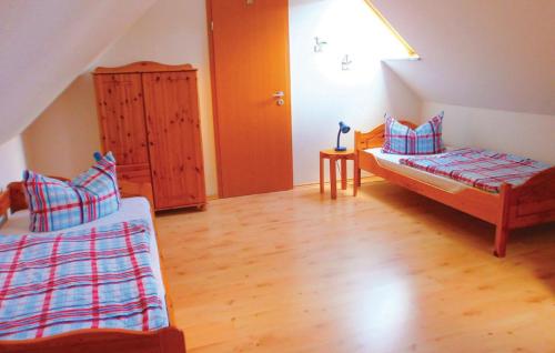 格拉尔-米里茨Ferienwohnung Möwe的客房设有两张床,铺有木地板。