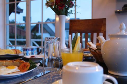 努沃勒埃利耶Dewdrops at Lake Gregory的餐桌上放有食物和橙汁
