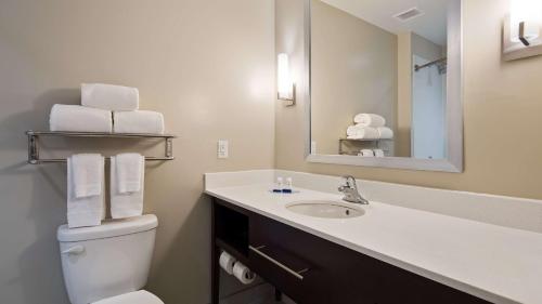 盖茨堡Best Western Gettysburg的一间带水槽、卫生间和镜子的浴室