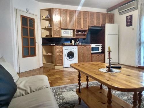 旧扎戈拉Martin`s apartments的一间带桌子的客厅和一间厨房