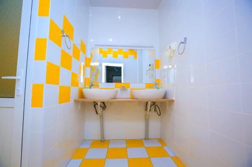 撒马尔罕Art Samarqand的浴室设有2个水槽和镜子