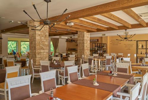 莫伊科瓦茨Hotel Serdar的餐厅内带桌椅的用餐室