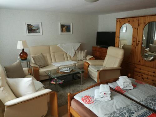 宾茨FerienWohnung Gebhardt的客厅配有沙发、椅子和电视