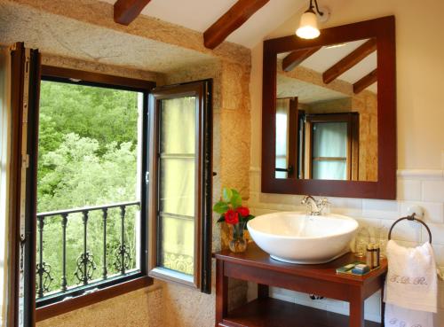 卡尔达斯·德·雷斯托雷多里奥酒店的一间带水槽和大窗户的浴室