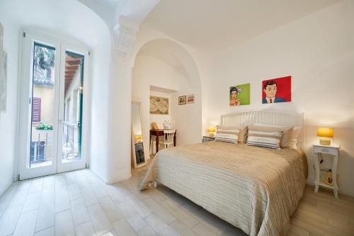 帕尔马Burò Bed & Relax的一间白色客房内配有一张大床的卧室
