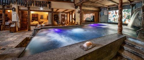 科涅罗莱夏朵精品酒店及Spa的一座室内泳池