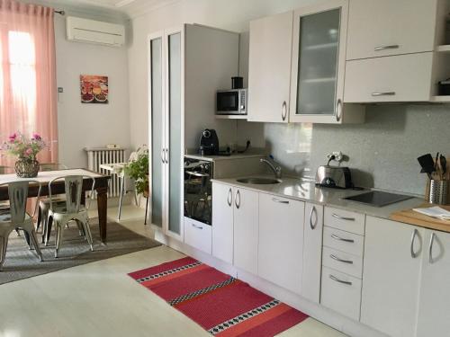 毕尔巴鄂Apartamento en el centro de Bilbao的厨房配有白色橱柜和餐桌