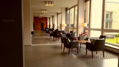 赫尔辛基卓蓝斯89酒店的大楼内带桌椅的用餐室