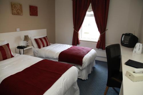 克莱尔莫里斯达尔顿酒店的酒店客房设有两张床和窗户。