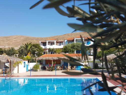 SígrionOrama Hotel的享有带游泳池的度假村景致