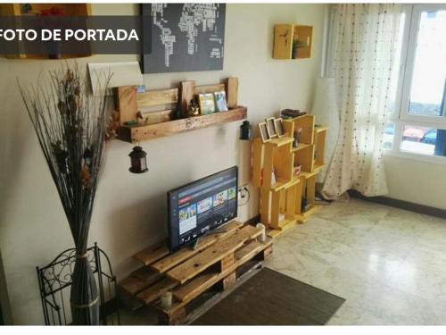 宏达海滩Papá Totë的客厅设有壁挂式平面电视。