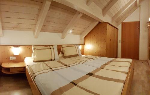 黑马戈尔Ranner's Ferienwohnung的一张位于带木制天花板的客房内的大床