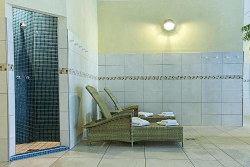 伊尔德帕特斯伍德弗莱彻酒店的浴室设有2把藤椅和淋浴。