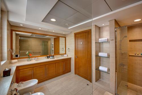 迪拜J5 Villas Holiday Homes Barsha Gardens的浴室配有卫生间、盥洗盆和淋浴。