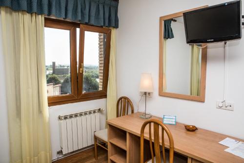 埃拉斯蒂列罗起锚旅馆的客房设有书桌、电视和窗户。