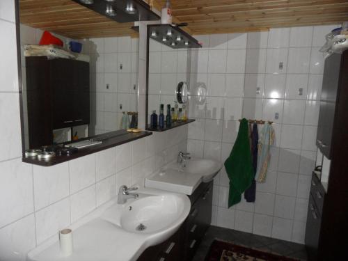 ArkelstorpSemestervilla vid sjö的浴室设有2个水槽和镜子