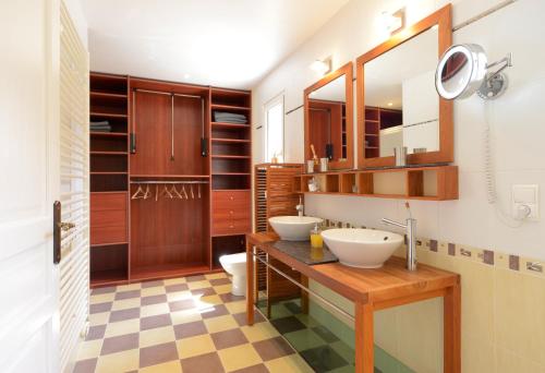 Beaumont-du-PérigordVilla "Duxcaar"的一间位于 ⁇ 格地板上带两个水槽的浴室