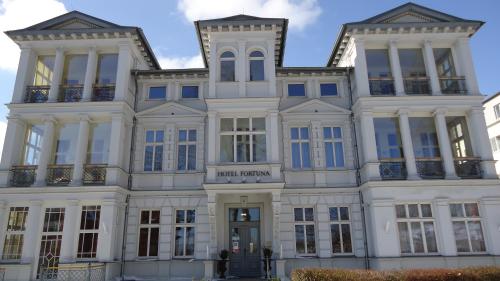 黑灵斯多夫幸运酒店的白色的大建筑,设有蓝色的窗户