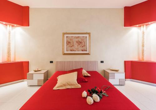 卡萨诺德莱穆尔杰Cozy Nest的一间卧室配有红色的床,床上有鲜花