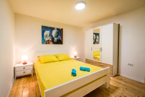 斯普利特Apartment Duci的一间卧室配有黄色的床和橱柜