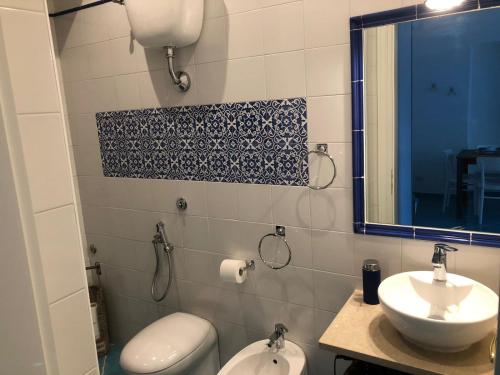 卡普里Villa del Sole的一间带水槽、卫生间和镜子的浴室