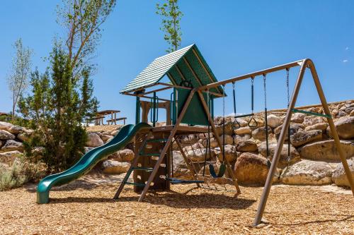 Escalante Cabins & RV Park的儿童游玩区