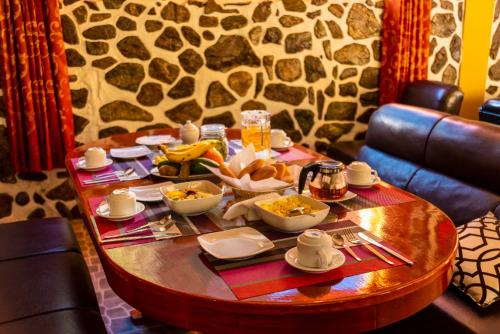 奥兰太坦波Peru Quechua's Lodge Ollantaytambo的一张木桌,上面放着一碗食物