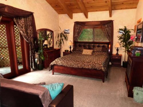 奥克赫斯特Evergreen Haus的一间卧室配有一张床和一张沙发
