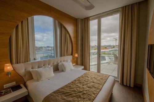 阿姆斯特丹城中大酒店的酒店客房设有一张床和一个大窗户