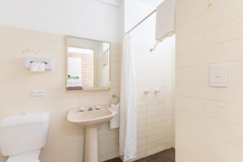 科夫斯港阿曲亚吉汽车旅馆的白色的浴室设有卫生间和水槽。