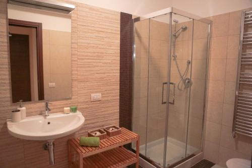卡斯特拉纳格罗泰Casa Riccardo Urban B&Bio的一间带水槽和淋浴的浴室